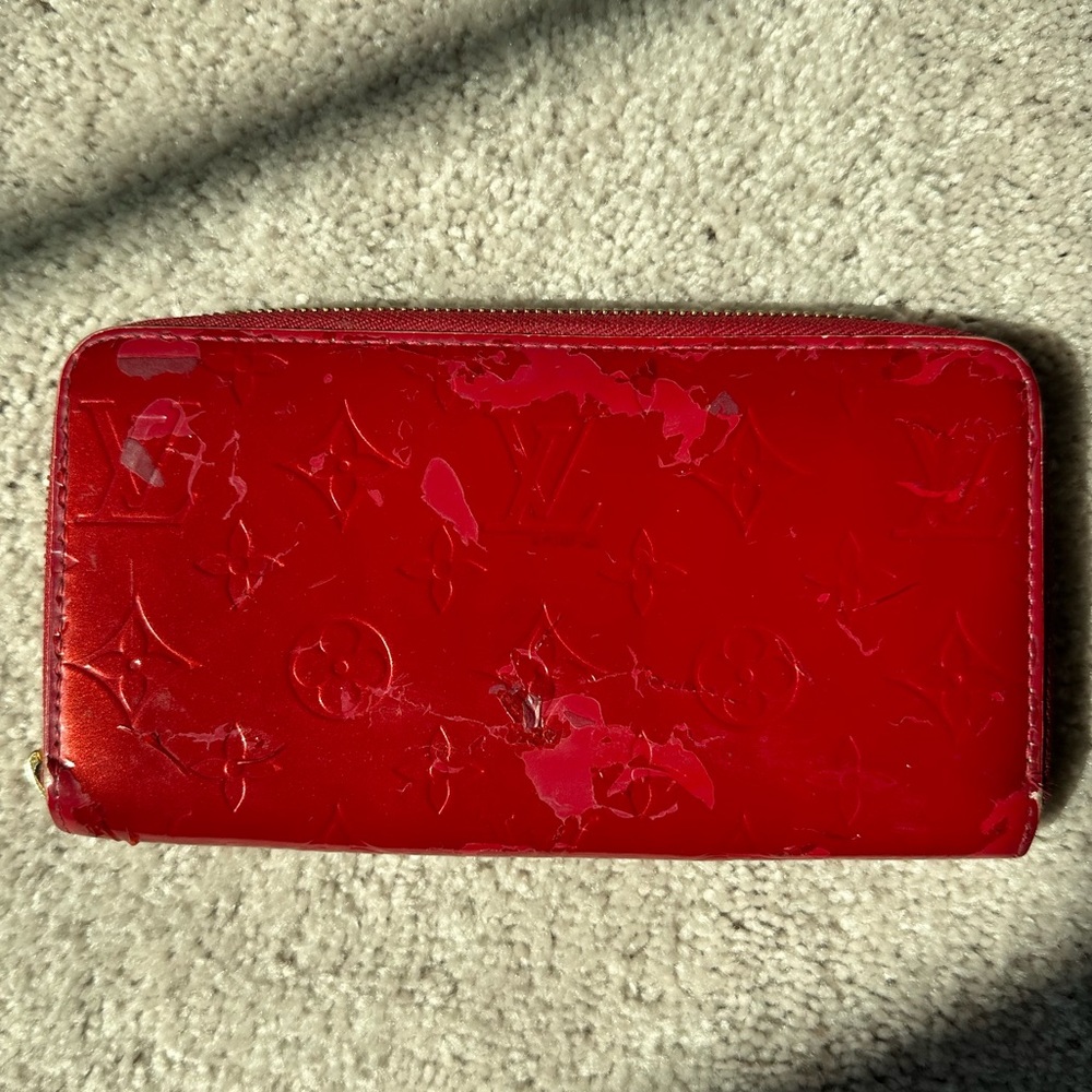 Louis Vuitton Pomme d'Amour Red Vernis Monogram Zip Wallet